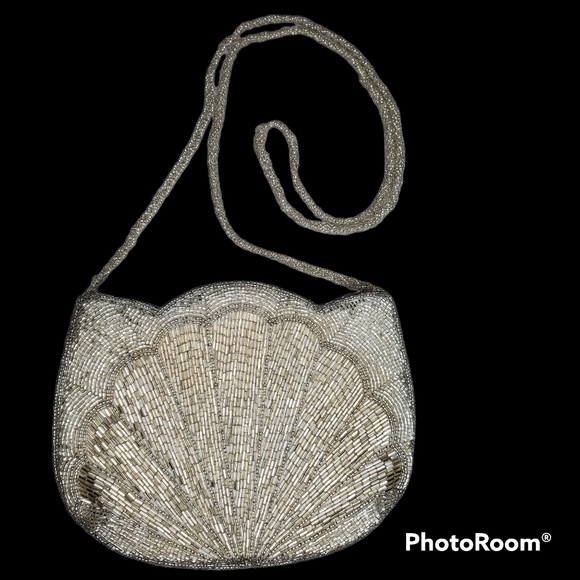Vintage Handbags - Vintage silver beaded bag with beaded strap seashell design
